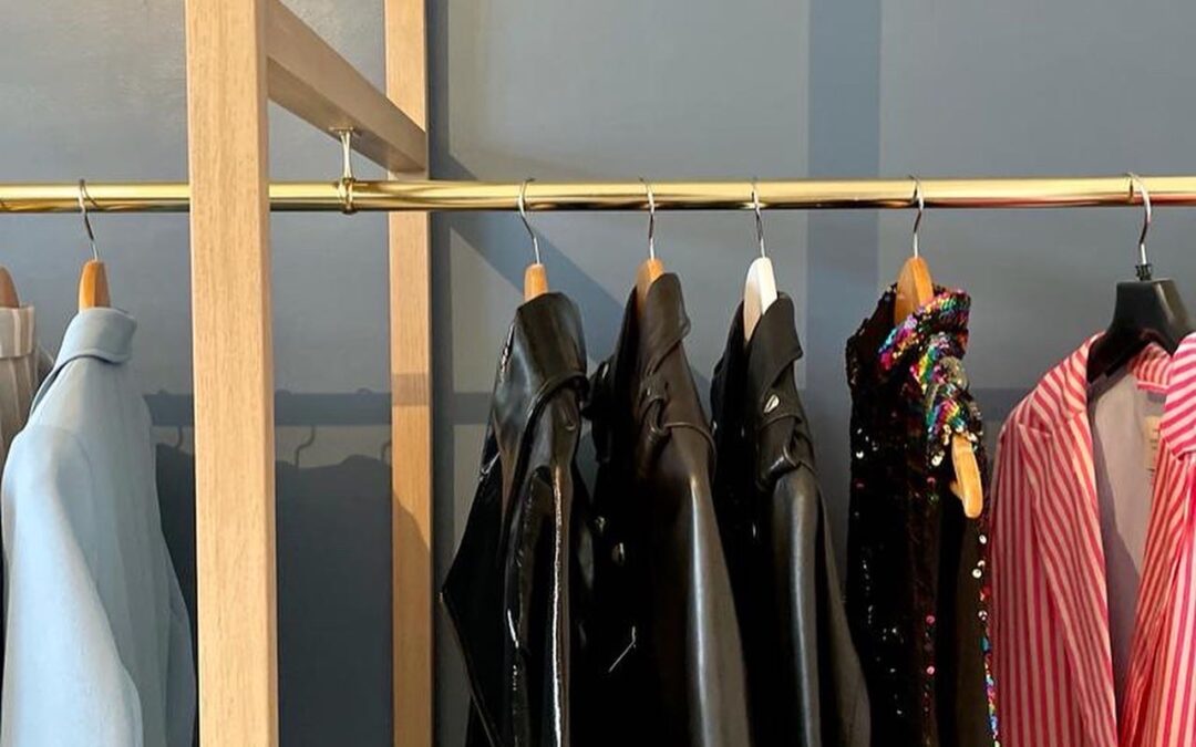 Dressing artisanal à Trémery : un rangement unique pour votre intérieur !