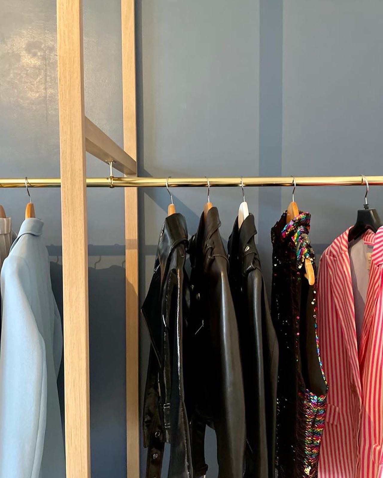 Dressing artisanal à Trémery : un rangement unique pour votre intérieur !